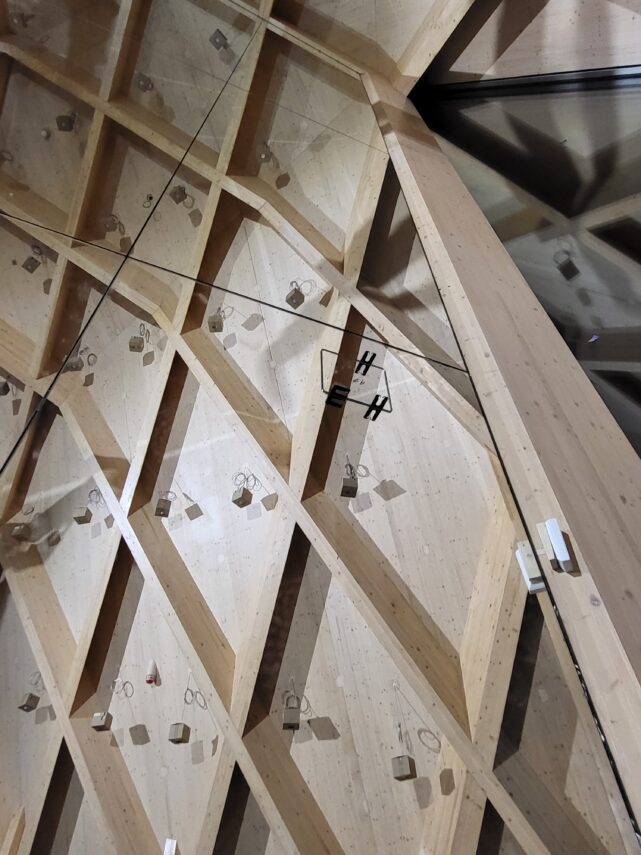 Detailbild einer Spiegelwand