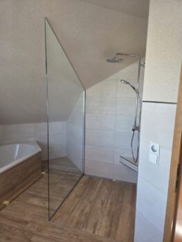 Duschglas an Dachschräge angepasst